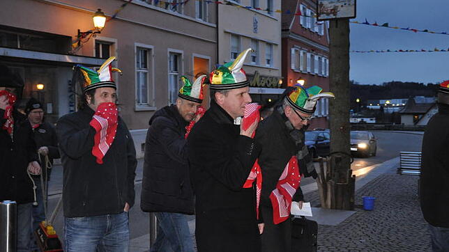 Fasnetvugrabe am Aschermittwoch: Es trauern (von links) Rainer Vollmer, Michael Nadig, Michael Zehnle und Narrenrichter Jürgen Koterzyna.