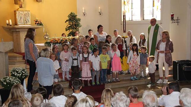 Die Kindergartenkinder überraschen Pfarrer Hans Locher mit ihrem Liedvortrag. Im Anschluss ging es zu einem Hock vor der Pfarrscheuer, ...