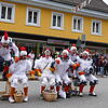 Eine ganze Hühnerschar gackerte am Umzug mit.