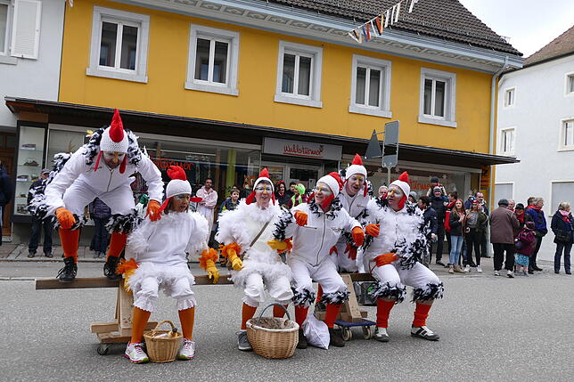 Eine ganze Hühnerschar gackerte am Umzug mit.