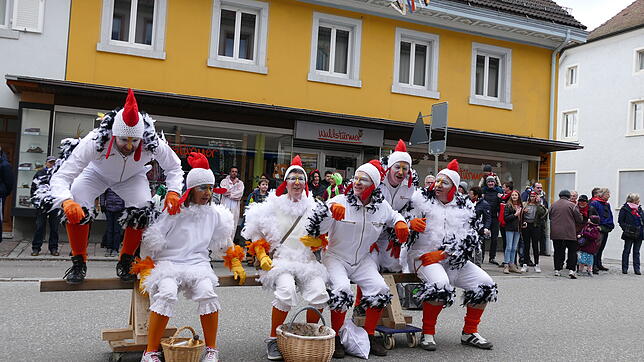 Eine ganze Hühnerschar gackerte am Umzug mit.