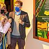 Hartmut Rosa im Gespräch mit zwei Besucherinnen.