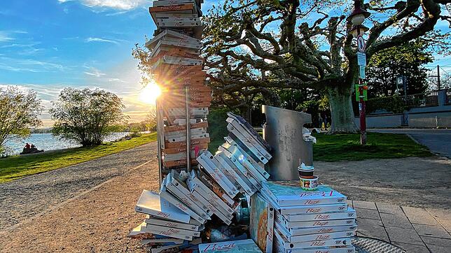 Ein schöner Tag geht zu Ende: Die sichtbare Bilanz des schönen Sommertages am Sonntag ist eine große Pyramide von Pizzakartons am ...