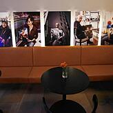 Wenn die Galerie-Schienen da sind, werden die Frey-Fotografien im Foyer aufgehängt.