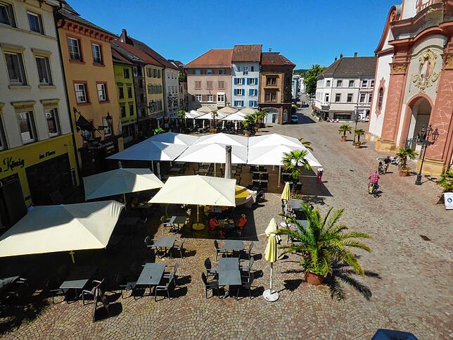 Münsterplatz 2022: Auf dem autofreien Münsterplatz können die Gäste in einem mediterranen Ambiente das Leben genießen.