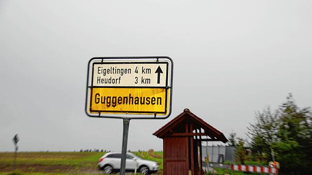 Wenige Meter hinter dem Ortsschild des Eigeltinger Ortsteils Guggenhausen, dort wo sich am linken Bildrand die Büsche befinden, beginnt ...