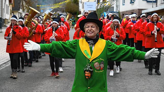 Gildemeisterin Helga Wölk führt mit den Pfrieme-Stumpe und dem Musikverein &bdquo;Frohsinn&ldquo; Tennenbronn den Sonntagsumzug an. ...