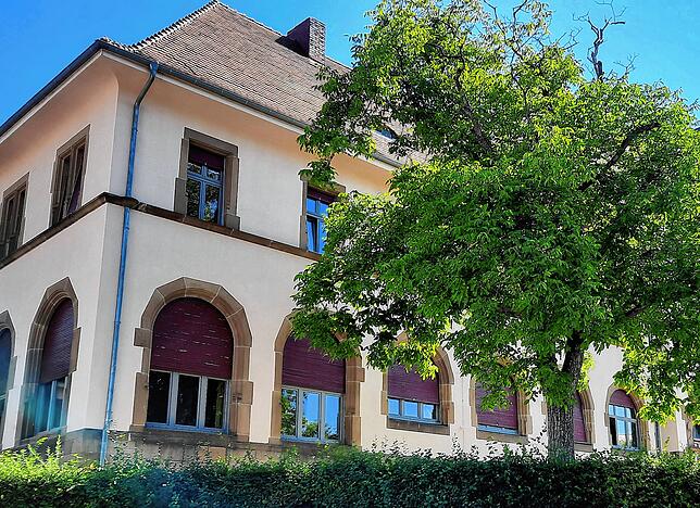 Das Amtsgericht Stockach. Der Gerichtssaal ist hinter den Rundbogenfenstern an der Ecke.