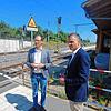 Ortstermin am Bahnhof Döggingen. Bürgermeister Micha Bächle (links) und der Bundestagsabgeordnete Thorsten Frei (CDU). Bild: ...