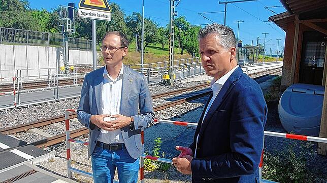Ortstermin am Bahnhof Döggingen. Bürgermeister Micha Bächle (links) und der Bundestagsabgeordnete Thorsten Frei (CDU). Bild: ...