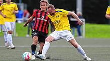 Der SV Allensbach (Niklas Aichem, rechts) verliert 2:3 gegen den FC Bodman-Ludwigshafen (Gregor Koch).