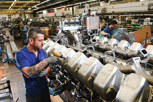 Ein Mitarbeiter von Rolls-Royce Power Systems an einem 16-Zylinder-Dieselmotor.