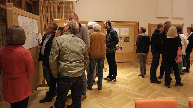An Stellwänden konnten sich die Besucher ein Bild von den Plänen für das Neubaugebiet Lachenäcker in Kluftern machen.