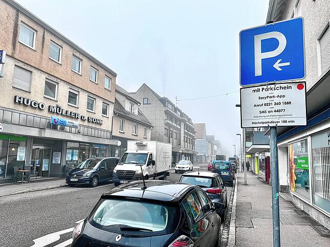 Trotz roter Zone ist die Charlottenstraße fast immer zugeparkt. Hier kann man 100 Minuten für 2,20 Euro sein Auto abstellen.
