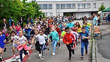 Beim Ginkgo-Spendenlauf rennen die Kinder, was das Zeug hält – ein Bild wie bei einer sportlichen Großveranstaltung. Bild: Gerd Jerger