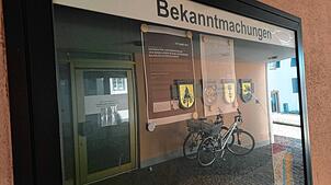 Schaukasten mit amtlichen Bekanntmachungen am Rathaus Bad Säckingen. Nun will die Stadt auch ein Amtsblatt herauszugeben.