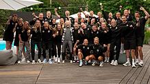 Zusammen mit dem Schlagerstar haben sich die deutschen Fußballerinnen auf die anstehende EM in der Schweiz eingestimmt.