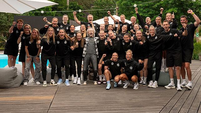 Zusammen mit dem Schlagerstar haben sich die deutschen Fußballerinnen auf die anstehende EM in der Schweiz eingestimmt.
