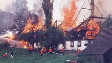 Ein Bauernhof in Stockburg steht im August 1995 in Flammen.