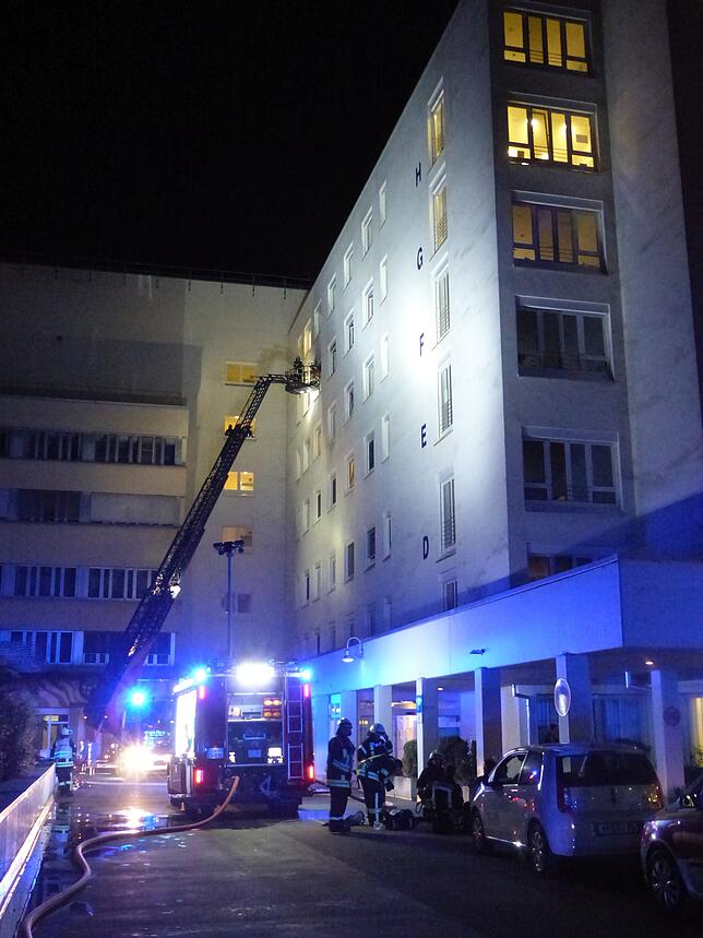 In einem Patientenzimmer des Konstanzer Klinikums bricht ein Feuer aus. Ein Mensch kommt ums Leben, 14 weitere werden verletzt. Mit ...