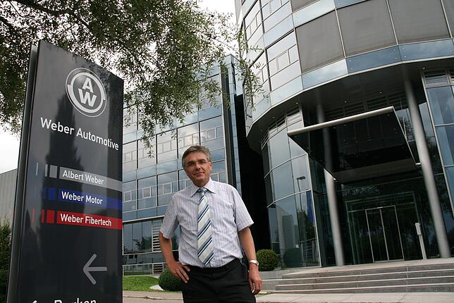 Firmengründer Albert Weber vor dem Unternehmenssitz in Markdorf. Weber hatte den heute global agierenden Automotive-Zulieferer 1969 im ...