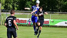 Kopf einziehen: Jan Körner (rechts) und Bezirksligist SV Buch flogen bei der SG Mettingen/Krenkingen mit 2:5 aus dem Pokal. Hier setzt ...