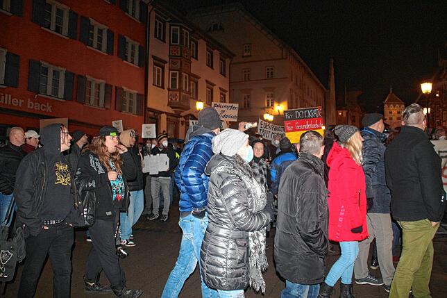 Menschenkette (im Hintergrund) und sogenannte Spaziergänger treffen hier aufeinander.