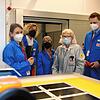 Beim Werkrundgang: An der neuen Siebdruckmaschine zeigt Ingenieurin Kerstin Tietz (im grauen Kittel), wie die Folien für den ...