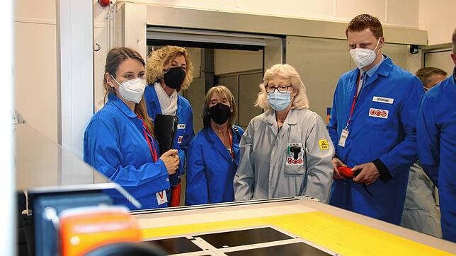 Beim Werkrundgang: An der neuen Siebdruckmaschine zeigt Ingenieurin Kerstin Tietz (im grauen Kittel), wie die Folien für den ...