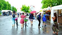 Der Kunsthandwerkermarkt des Kulturufers hat neue Standplätze bekommen. Am Ufer gibt es nun mehr Luft zum Bummeln.