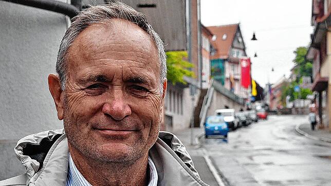 Frank Pszczonka aus Australien ist zu Gast in Donaueschingen und Bräunlingen, um nach seinem Halbbruder zu suchen. Dabei führt ihn sein ...