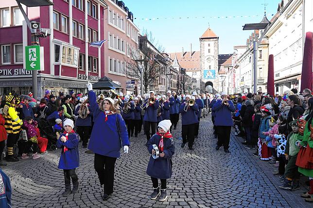 Bild 5: Villinger Fasnet-Umzug: Narren feiern bei strahlendem Sonnenschein – Die besten Bilder!