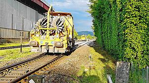 Für die Gleisbauarbeiten am Bahnhof Lauchringen sind eine Gleisstopfmaschine und ein Schotterpflug im Einsatz.