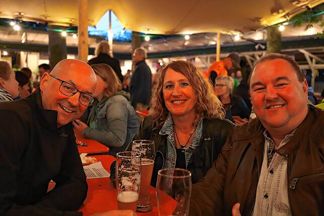 Bild 20: Gute Stimmung trotz schlechtem Wetter auf dem Ostracher Eichbühlfest