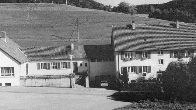 Bis 1961 wurde die Zollhundeschule in Epfenhofen betrieben, hier im Bild die Verwaltungs- und Schulungsräume sowie ein Wohngebäude.