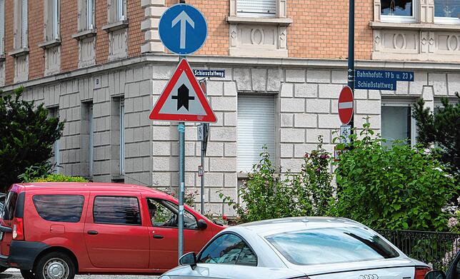 Am Dienstag um 11.04 Uhr sieht der Fahrer im roten Auto erst im letzten Moment die Beschilderung der Einbahnstraße und setzt in die ...