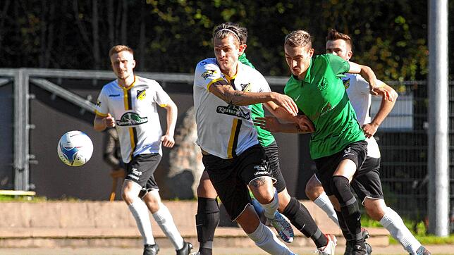 Laufduell zwischen dem Schönwälder Luca Schmid (Mitte) und Joshua Dittmer (rechts) vom SV Kappel. Letztlich gingen die Gäste als Sieger ...