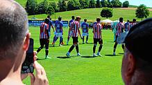 Der FC Brentford und Racing Straßburg haben sich am Dienstagmittag im Donaueschinger Ortsteil Aasen zum Testspiel getroffen &ndash; hier ...