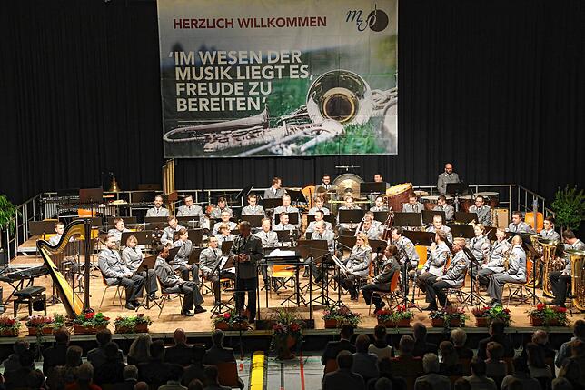 Bild 16: Volle Zuschauerreihen und gute Laune: Bilder vom Benefizkonzert mit dem Heeresmusikcorps