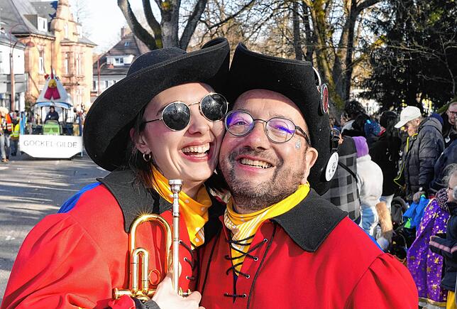 Fasnet-Glückseligkeit: Zwei Musiker aus Gutmadingen genießen die Fasnet beim Umzug.
