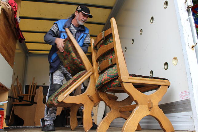 Stühle gehen mit, der Tisch bleibt zurück. Die Mitarbeiter nehmen mit, was sich auch wieder verkaufen lässt.