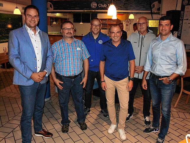 Die Mitglieder des FC Radolfzell bestätigten einstimmig den Vorstand im Amt (v.l.): Präsident Oliver Preiser, Ralf Jauch (Verwaltung), ...