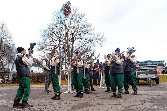 Ein bisschen Musik gibt es für die Schalmeien. Die Herausforderung dabei: Es darf sich keine Zuschauertraube bilden, da nur ...