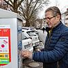 Bernd Weidner aus Konstanz löst gerade einen Parkschein auf der Laube. Seit Mitte Januar muss man dort auch an Sonn- und Feiertagen ...