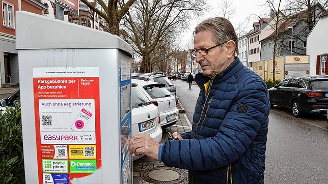Bernd Weidner aus Konstanz löst gerade einen Parkschein auf der Laube. Seit Mitte Januar muss man dort auch an Sonn- und Feiertagen ...