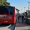 Der IRE stoppt in Erzingen. Die Fahrgäste steigen um – zwei Ersatzbusse stehen für die Fahrt nach Waldshut bereit.