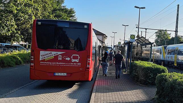 Der IRE stoppt in Erzingen. Die Fahrgäste steigen um – zwei Ersatzbusse stehen für die Fahrt nach Waldshut bereit.
