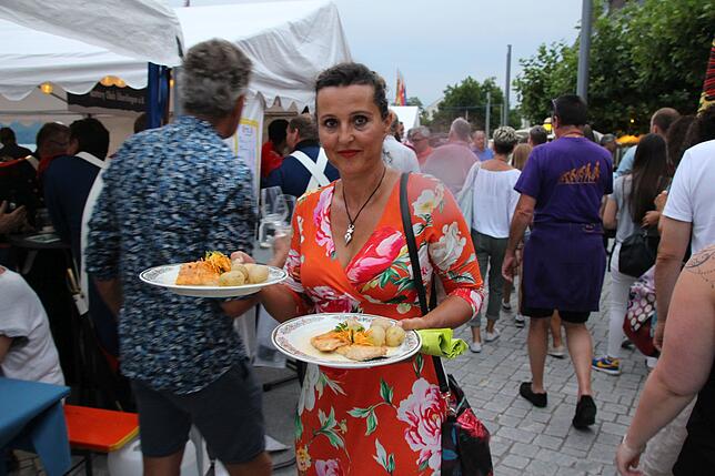 Kulinarisch lässt das Promenadenfest keine Wünsche offen. Antje Gruler aus Uhldingen-Mühlhofen balanciert Seeseibling an ihren Tisch.