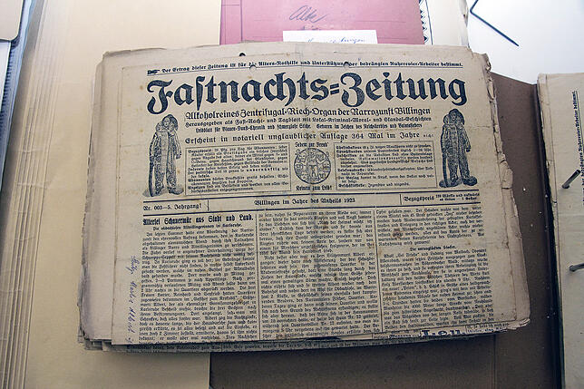 Bild 13: Alte Narrozeitungen neu im Archiv: Michael Bohrer zeigt die größten Schätze