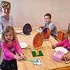 In der Notbetreuung haben die Kinder viel Platz, wie hier beim Osterfrühstück in der Kita am Salzberg. Die Zwillinge Lea (links) und ...